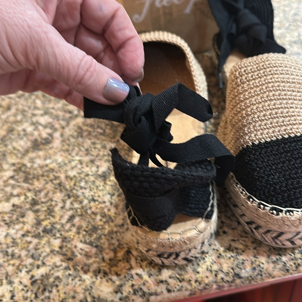 Free People Black and Tan Women's Ankle Wrap Shoes. Size 40 in EU sizing. - Picture 4 of 7